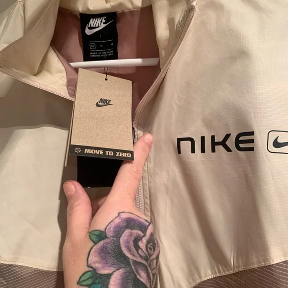 Brand new with tags women’s Nike Windbreaker Size M - Picture 4 of 4